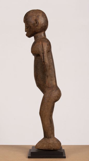 null LOBI (Burkina).
Statue anthropomorphe en bois sculpté, copie pour les cercles...