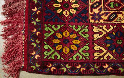 null CAUCASE.
Important tapis en laine., à fond rouge.
L_420 cm l_210 cm