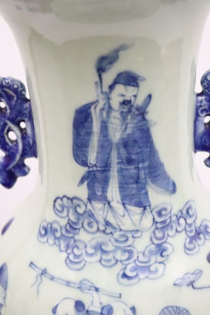 null CHINE.
Important vase en porcelaine céladon à décor en camaïeu bleu d'une scène...