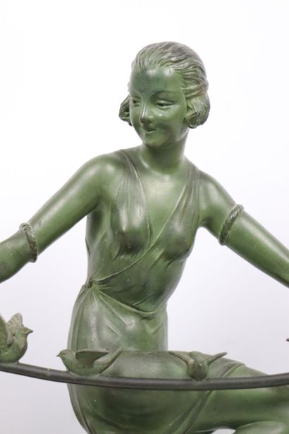 null G. ARISSE (actif au XIXème-XXème siècle).
La femme aux hirondelles.
Sculpture...