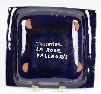 null LA ROUE à VALLAURIS et Georges PELLETIER (né en 1938). 
Coupelle de forme carrée...