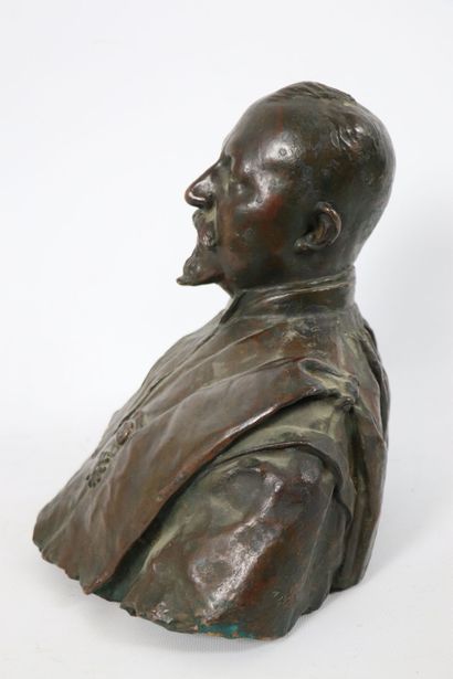 null J. RIO (actif au XIXème siècle).
Buste d'homme à la légion d'honneur.
Sculpture...