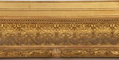 null Important cadre rectangulaire en bois et stuc doré à décor de rinceaux et palmettes.
H_96...