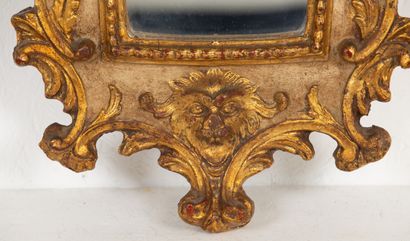 null Etroit miroir mouvementé en bois et stuc doré à décor d'un fronton interrompu...