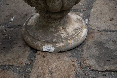 null Paire d'éléments décoratifs en pierre reconstituée figurant des corbeilles de...