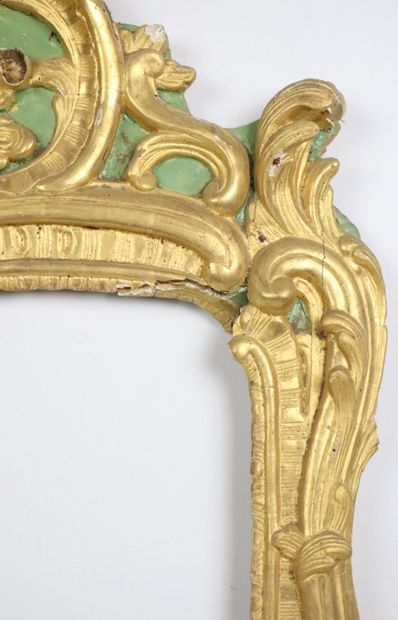 null Cadre de miroir à décor rocaille en bois mouluré et stuc doré laqué vert.
XVIIIème...