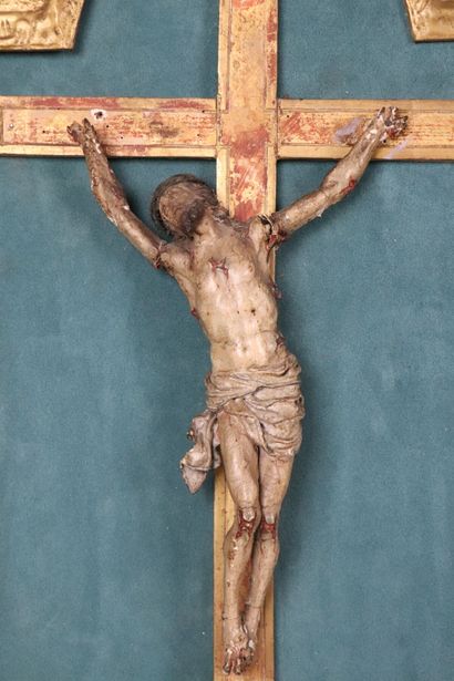 null Crucifix en bois stuqué polychrome. 
Le cadre en bois et stuc doré à riche décor...