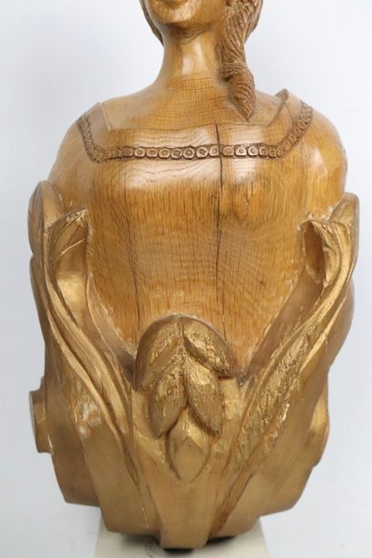 null Figure de proue en bois sculpté et partiellement doré.
Elle repose sur un socle...
