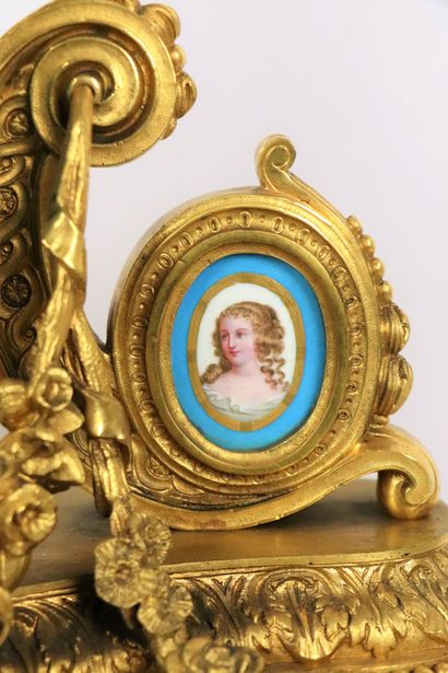 null Gilt bronze clock and porcelain plates in the Sèvres style.
Louis XVI style,...