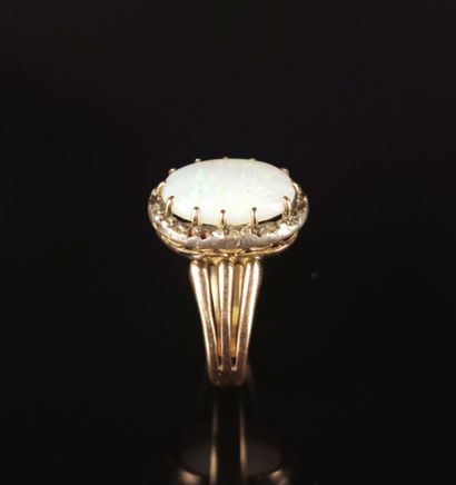 null Bague en or et agent ornée d'une opale ovale entourée de diamants.
Tour de doigt...