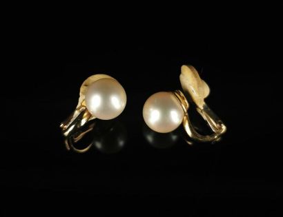 null Paire de clips d'oreilles en or jaune ornés d'une perle.
L_ 1.5 cm.
D_ 0.7 cm,...