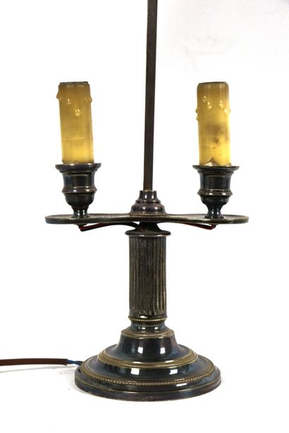 null Lampe de bouillotte en métal argenté.
Style Louis XVI.
H_56 cm