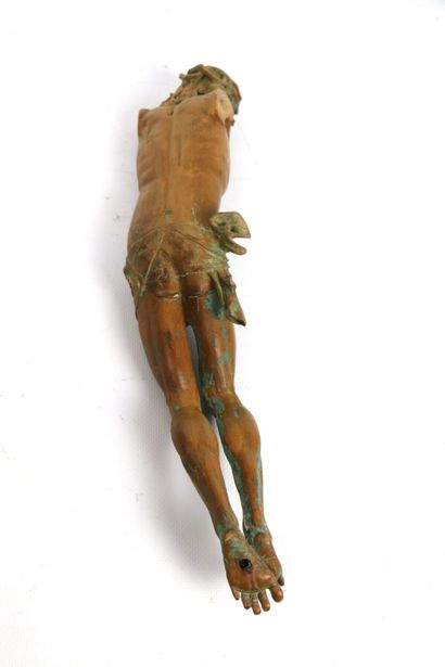 null Christ en bois tendre sculpté.
Travail d'art populaire du XVIIème siècle.
H_34,5...