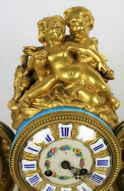null Pendule en bronze doré et plaques de porcelaine dans le goût de Sèvres.
Style...