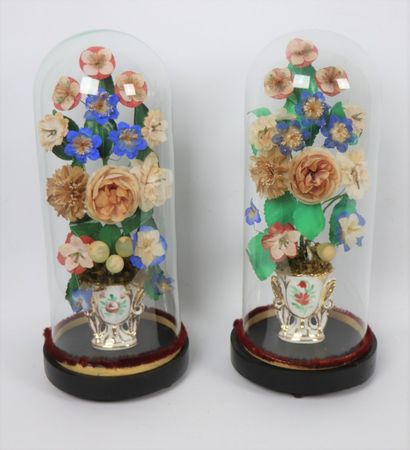 null Paire de globes de mariée contenant des vases en porcelaine de Paris et des...