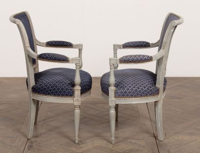 null Pair of cabriolet armchairs in molded and carved wood, grey lacquered.
Directoire...