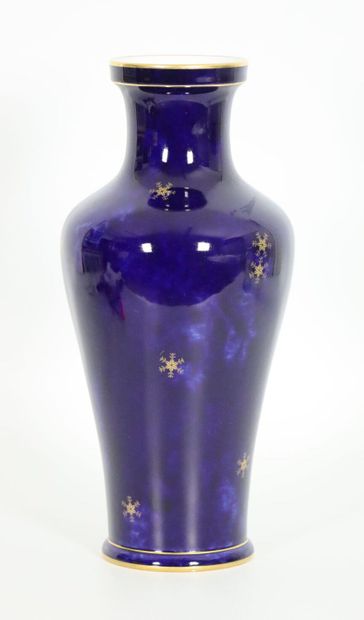null SEVRES, Manufacture Nationale de.
Vase balustre à fond plat en porcelaine bleu...