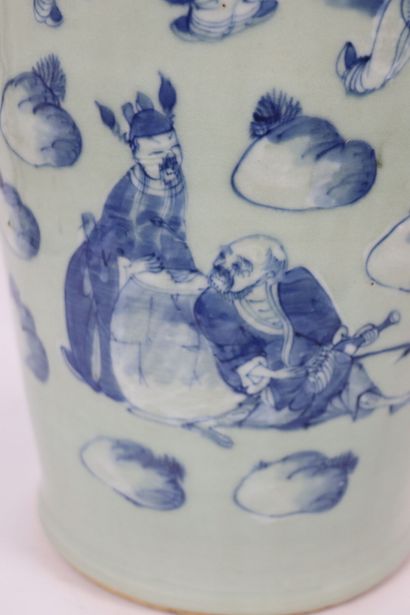 null CHINE.
Important vase en porcelaine céladon à décor en camaïeu bleu d'une scène...