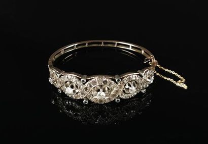 null Bracelet semi-rigide en or et argent à motif de spirale incrusté de diamants.
Avec...
