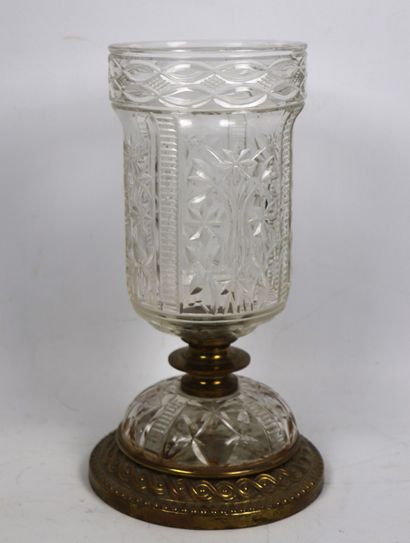 null Vase en cristal taillé, la monture en laiton, à décor d'une frise. 
Fin du XIXème...