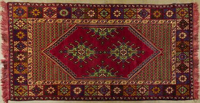 null CAUCASE.
Important tapis en laine., à fond rouge.
L_420 cm l_210 cm