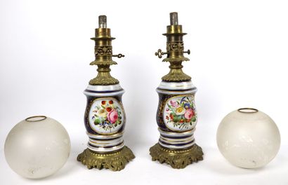 null VALENTINE or BAYEUX.
Pair of porcelain oil lamps with floral decoration enhanced...