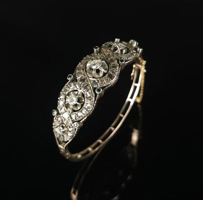 null Bracelet semi-rigide en or et argent à motif de spirale incrusté de diamants.
Avec...