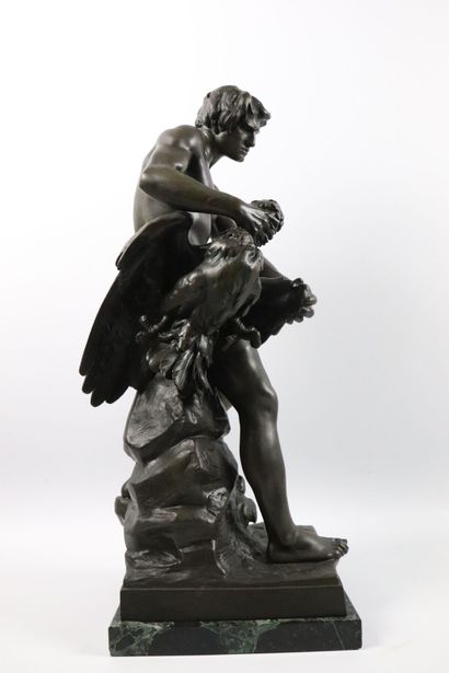 null Anatole J. GUILLOT (1865 - 1911)
Homme terrassant un aigle. 
Sculpture en régule...