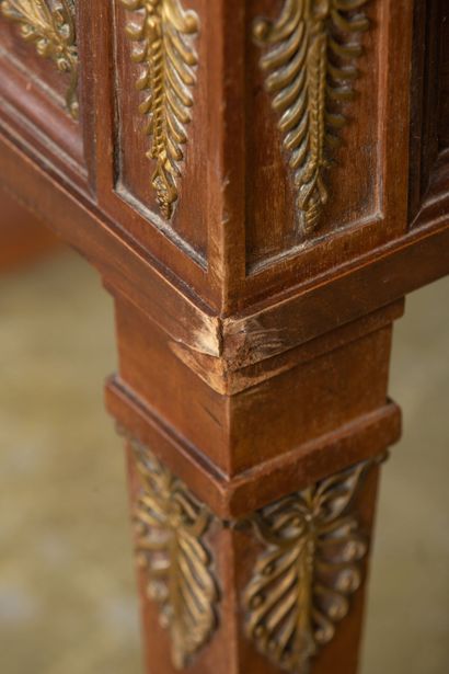 null Desk and armchair in mahogany, mahogany veneer and gilt bronze ornamentation.
Consulat...