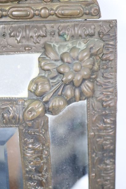 null Miroir à pare-closes en laiton repoussé à décor feuillagé.
Style Louis XIII,...