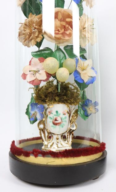 null Paire de globes de mariée contenant des vases en porcelaine de Paris et des...