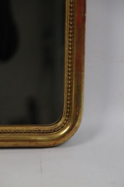 null Miroir de vestibule en bois et stuc doré à décor de frise de perles.
Fin du...