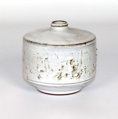 null Roger COLLET (1933-2008). 
Vase en céramique émaillée blanche à décor de motifs...
