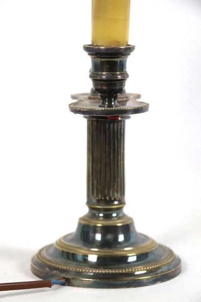null Lampe de bouillotte en métal argenté.
Style Louis XVI.
H_56 cm