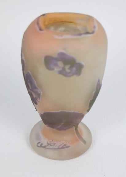 null ETABLISSEMENTS GALLE (1904-1936).
Vase sur piédouche en verre multicouches dégagé...