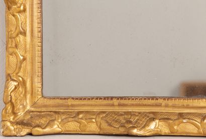 null Miroir à fronton en bois doré, le fronton orné de fleurs et palme
XVIIIème siècle.
H_102...