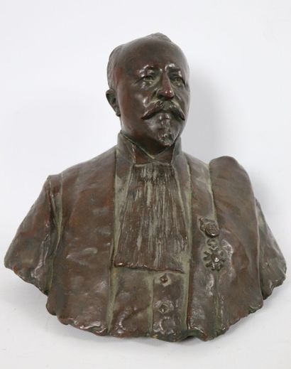 null J. RIO (actif au XIXème siècle).
Buste d'homme à la légion d'honneur.
Sculpture...