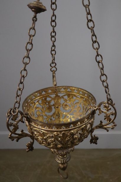 null Suspension d'église en bronze doré et laiton doré. 
Fin du XIXème siècle.
H_74...