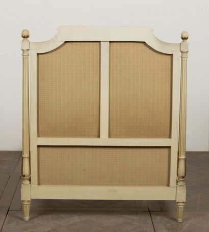 null Paire de lits en bois mouluré sculpté laqué blanc et or, garnies d'une tapisserie...