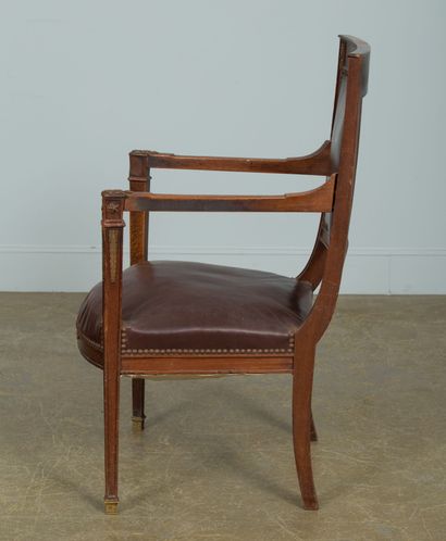 null Bureau et fauteuil en acajou, placage d'acajou et ornementation de bronze doré.
Style...