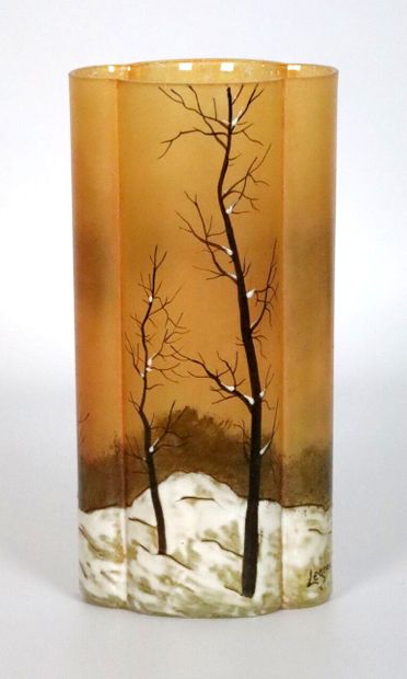 null LEGRAS. 
Vase en verre de forme polylobée à décor de paysage de neige sur fond...
