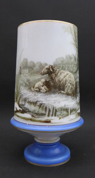 null Coupe et vase sur piédouche en verre opalin à décor peint figurant des moutons...
