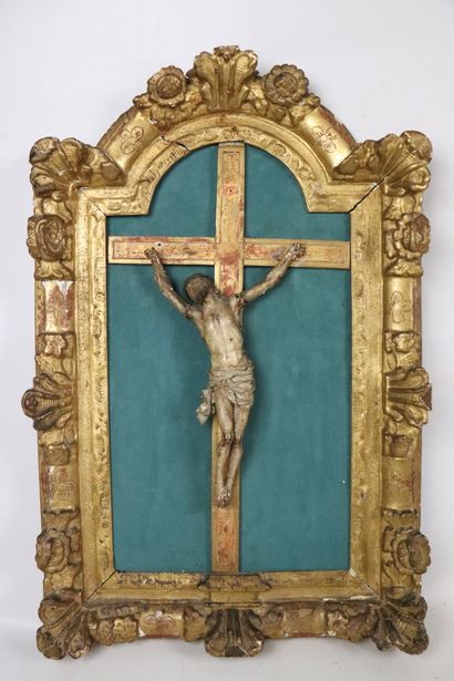 Crucifix en bois stuqué polychrome. 
Le cadre...