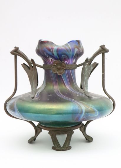 null Witte LOETZ (1836-1947), attribué à.
Vase en verre iridescent la monture de...