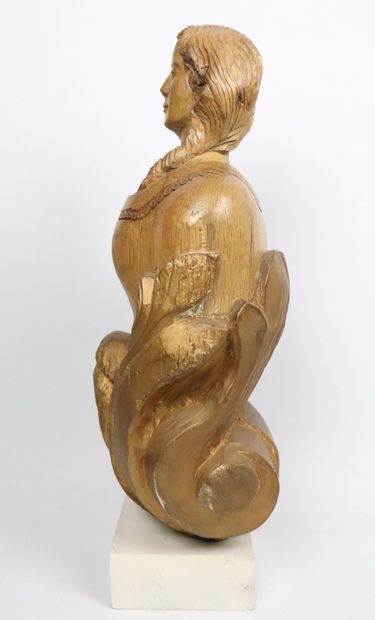 null Figure de proue en bois sculpté et partiellement doré.
Elle repose sur un socle...