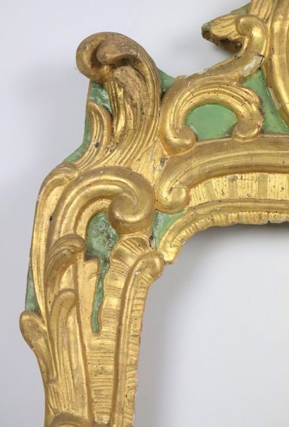 null Cadre de miroir à décor rocaille en bois mouluré et stuc doré laqué vert.
XVIIIème...