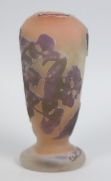 null ETABLISSEMENTS GALLE (1904-1936).
Vase sur piédouche en verre multicouches dégagé...