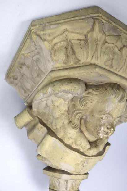 null Importante corniche en plâtre patiné figurant une tête d'ange.
Fin du XIXème...