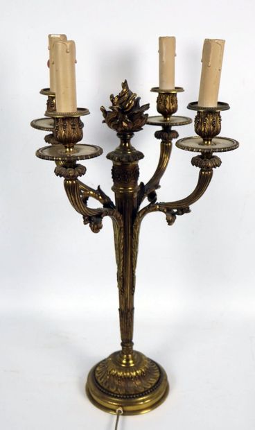 null Important candélabre à quatre feux en bronze doré, le fût cannelé surmonté d'une...