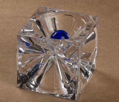 null DAUM France.
Sculpture en cristal, complète de sa bille en cristal bleu.
H_10,5...